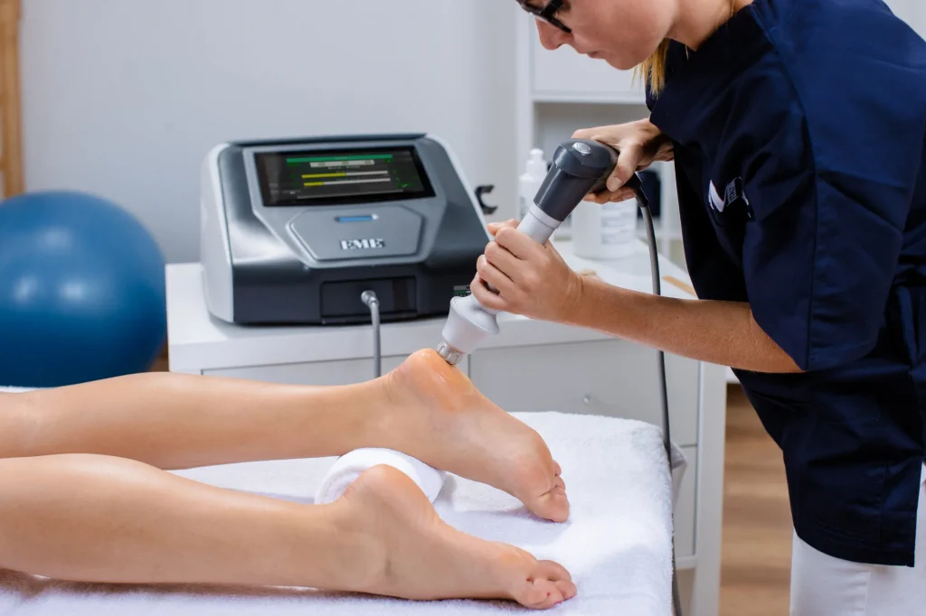 Stoßwellenbehandlung am Fuß